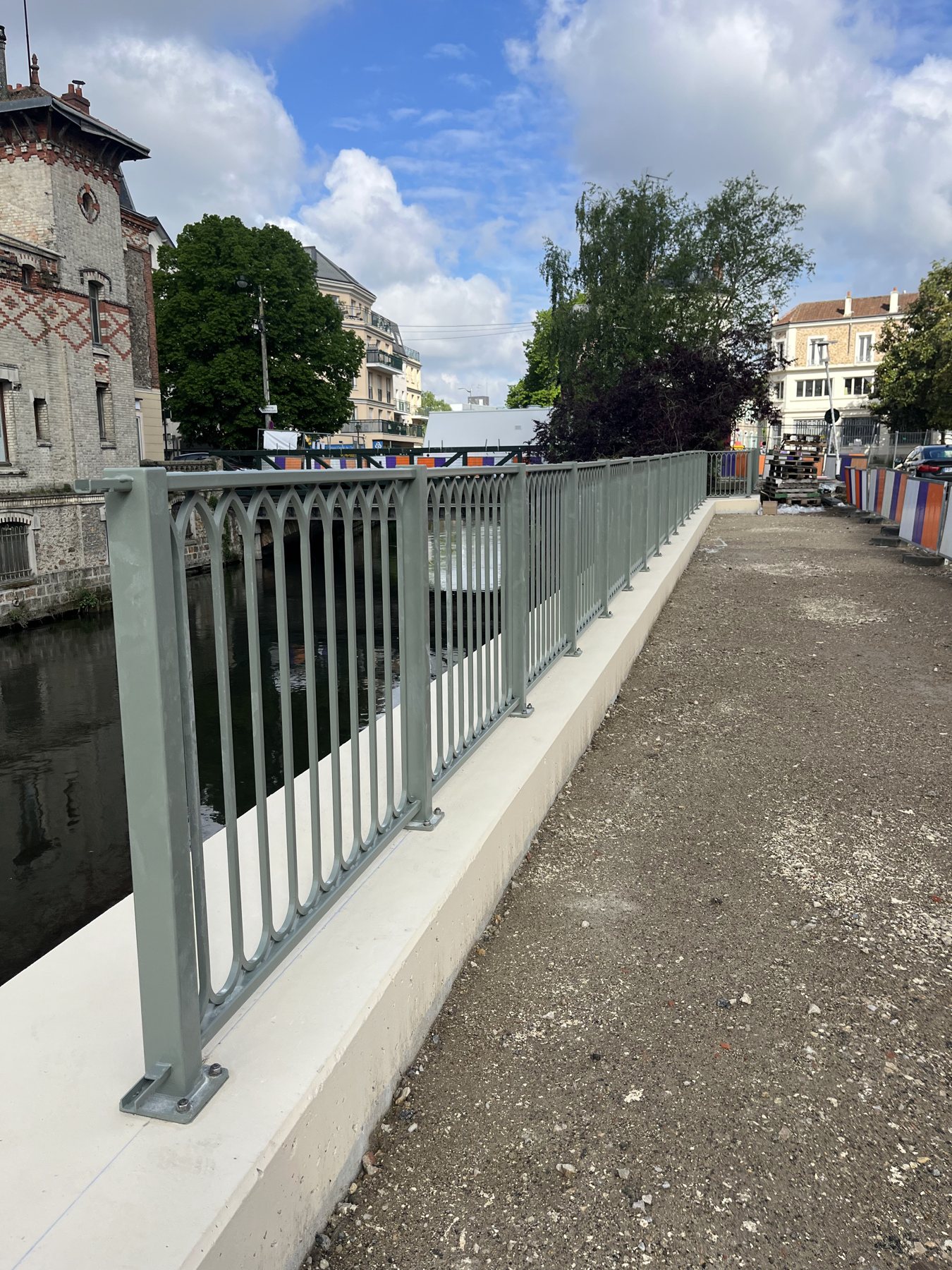 Garde-corps métallique réalisé par ACS sur les berges de Corbeil-Essonnes