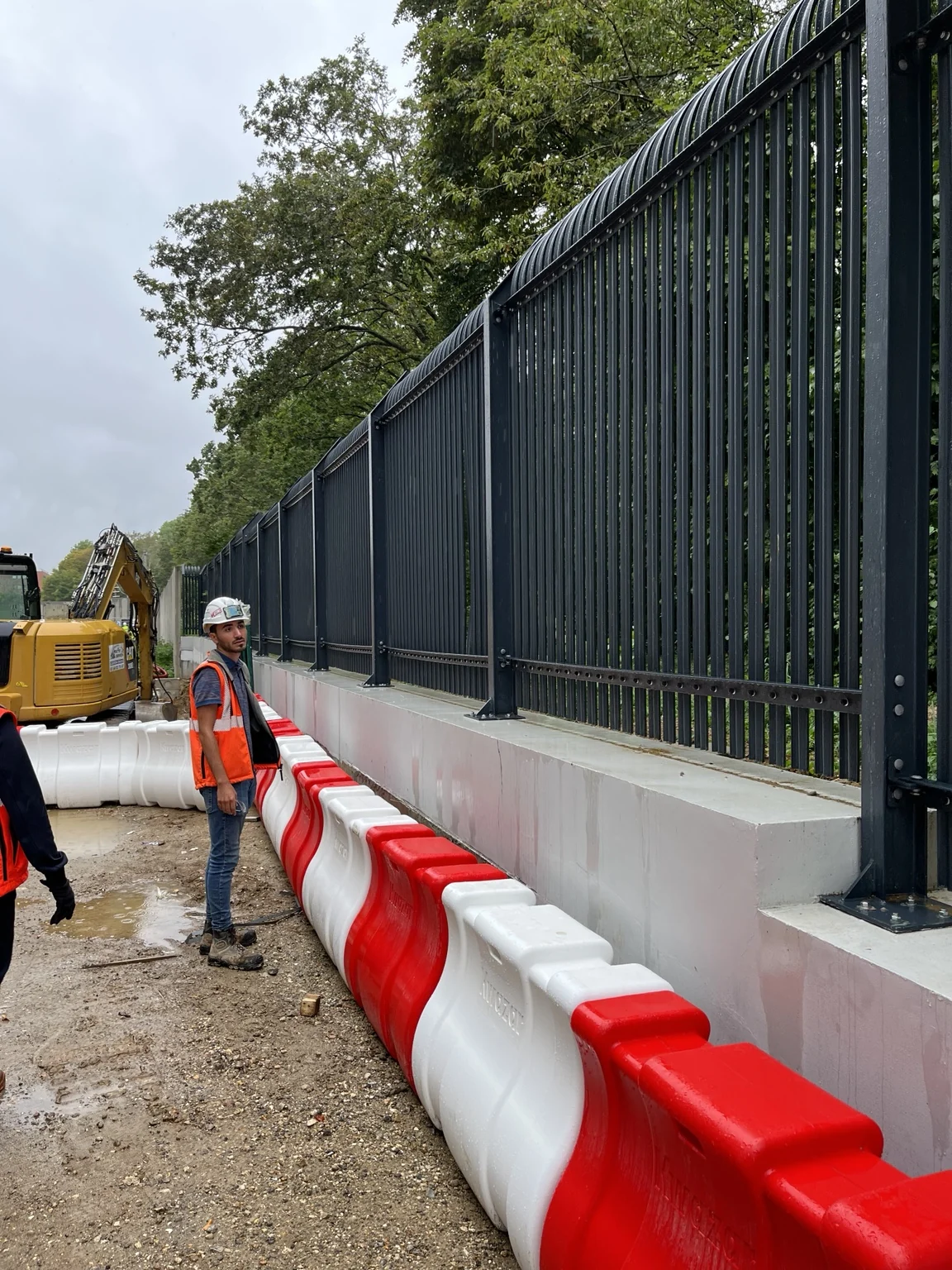 Clôture barreaudée en bordure d'un espace extérieur