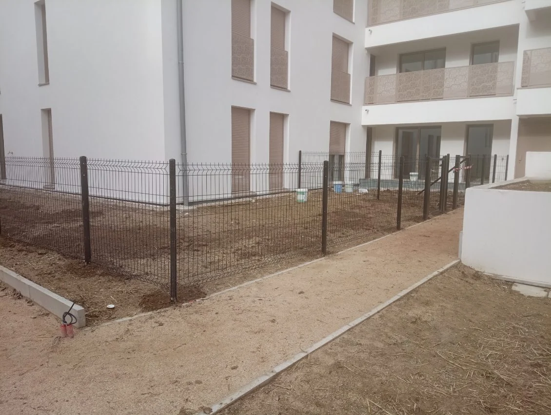 Panneaux grillagés installés autour d'un bâtiment
