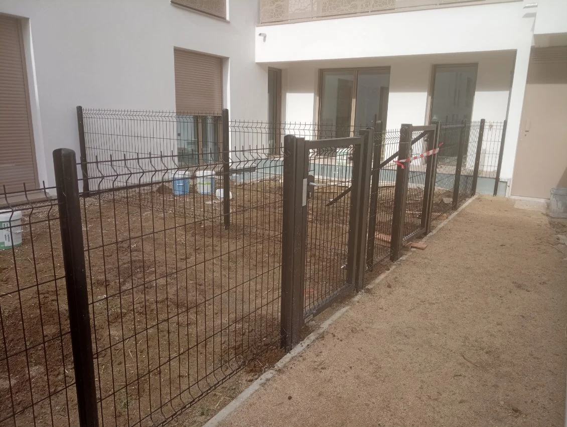 Clôture grillagée en cours de réalisation