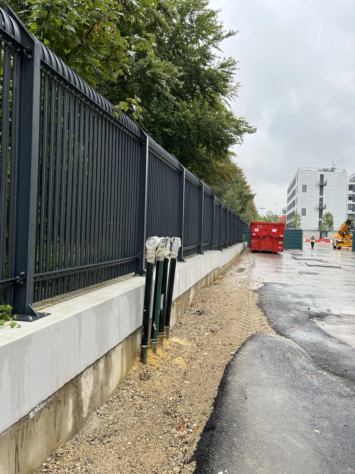 Linéaire de clôture suivant un muret extérieur