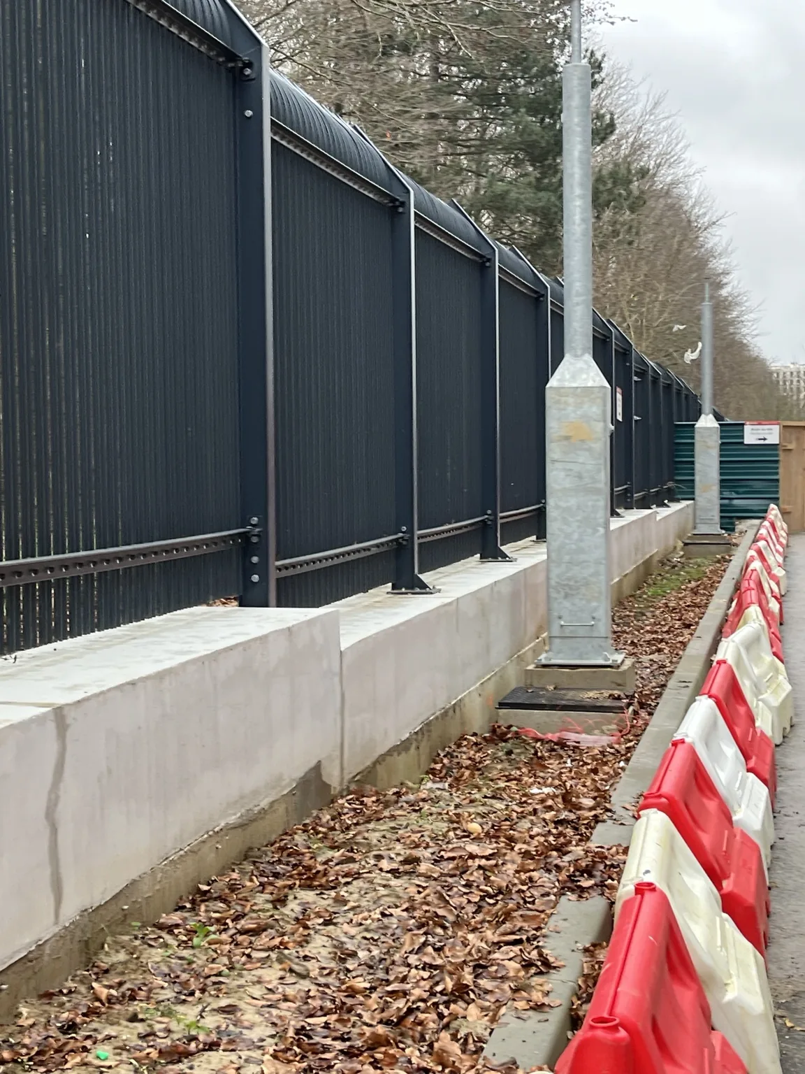 Détail d'une clôture installée sur son soubassement