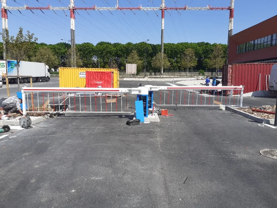 Barrière levante installée à l’entrée d’un site professionnel