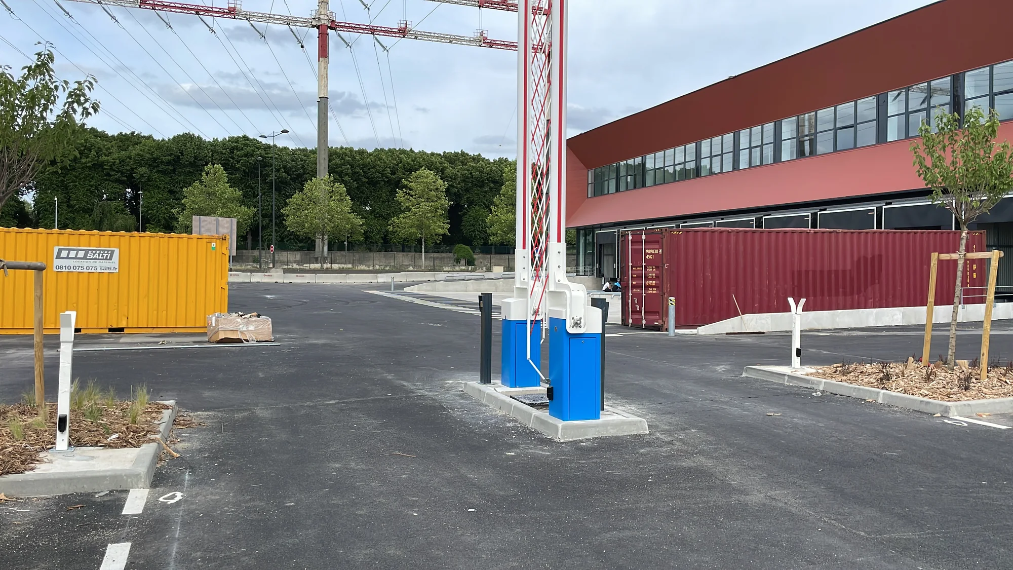 Barrière levante et borne de commande à l’entrée d’un site logistique