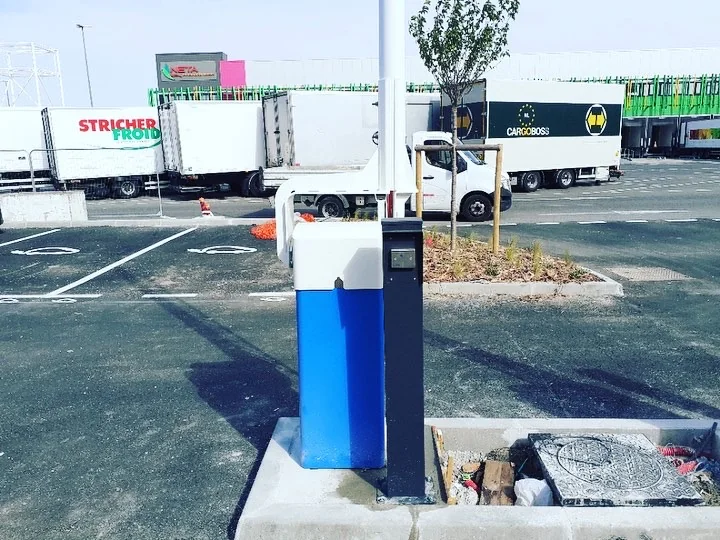 Borne de commande associée à une barrière d’accès