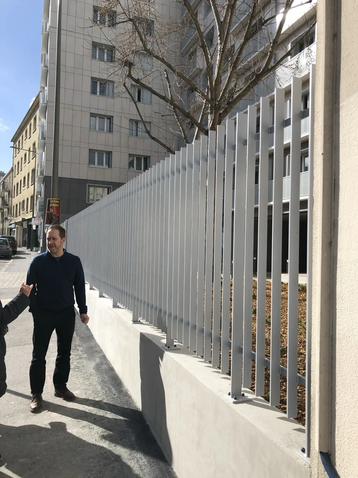 Clôture blanche en serrurerie posée sur un muret