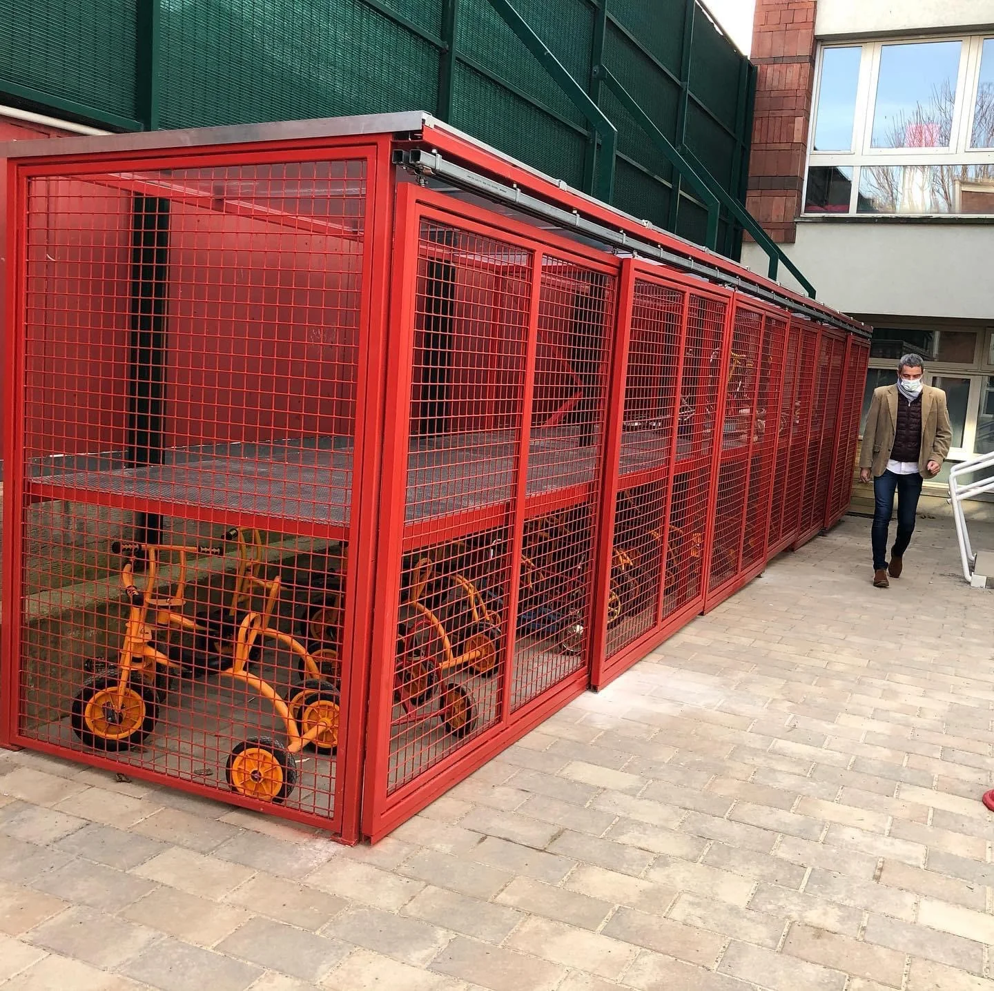 Vue en perspective du local vélo rouge dans une école