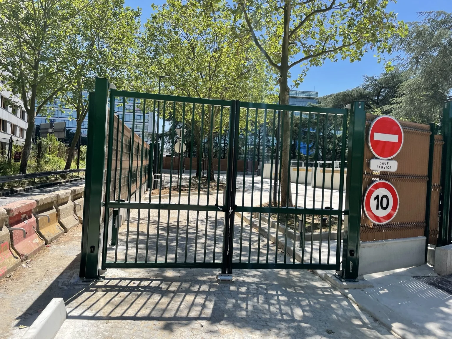 Portail métallique à deux vantaux entre piliers maçonnés
