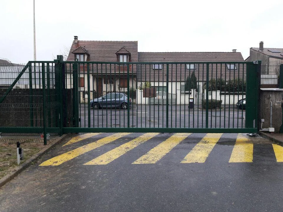 Portail coulissant sur rail en entrée de site