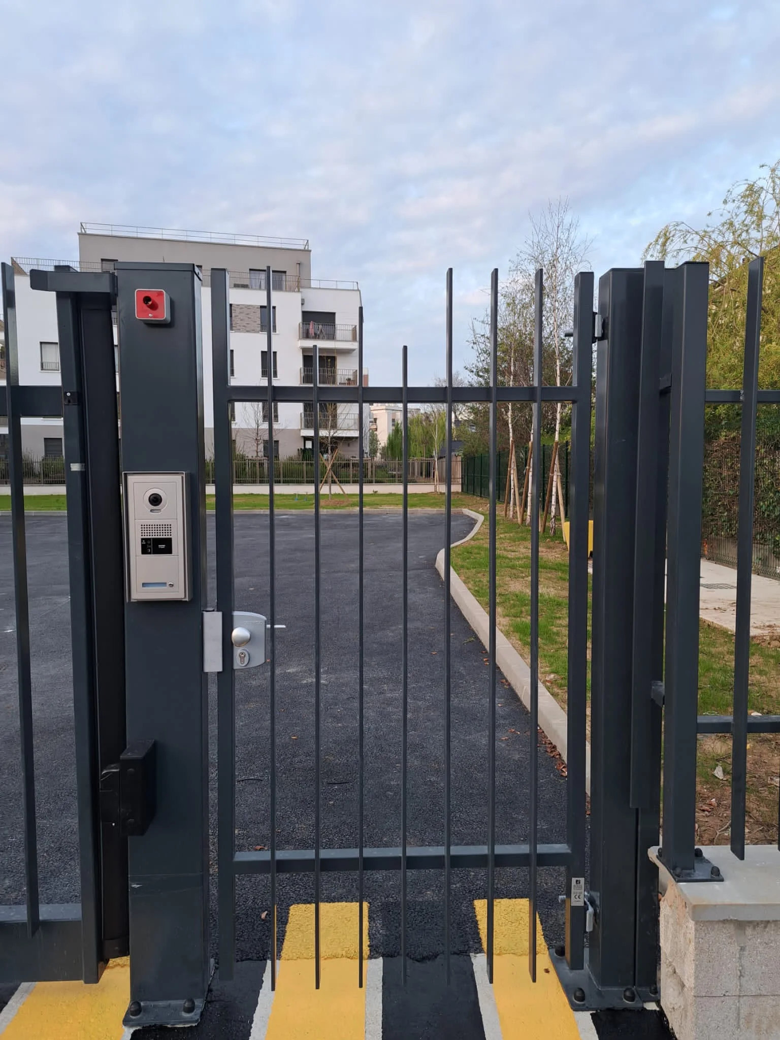 Portillon sombre équipé d’un contrôle d’accès