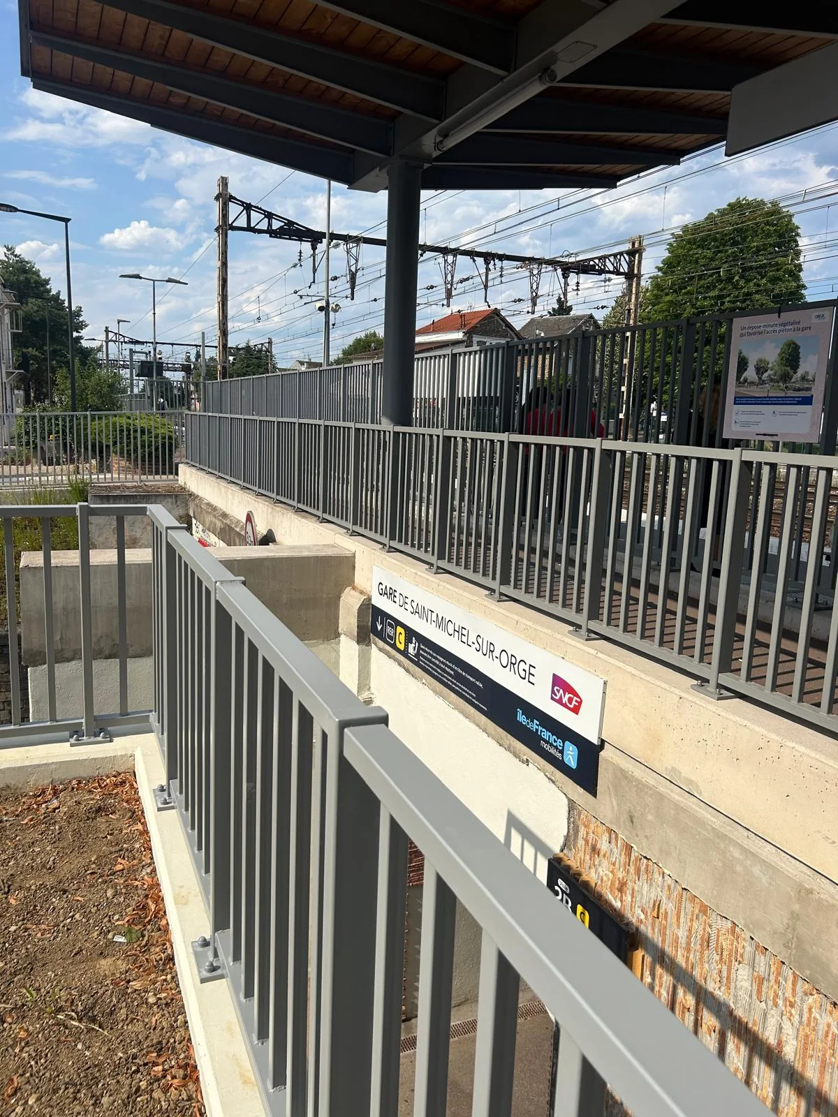 Garde-corps métallique au bord d’un accès ferroviaire