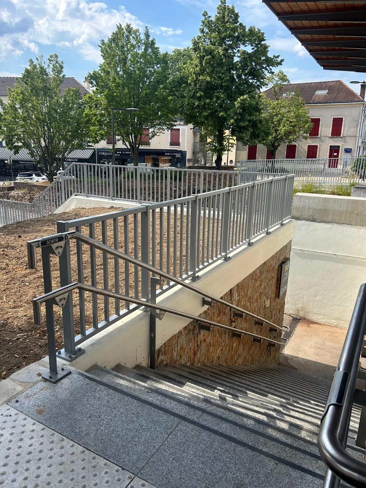 Détail de garde-corps près d’un escalier extérieur