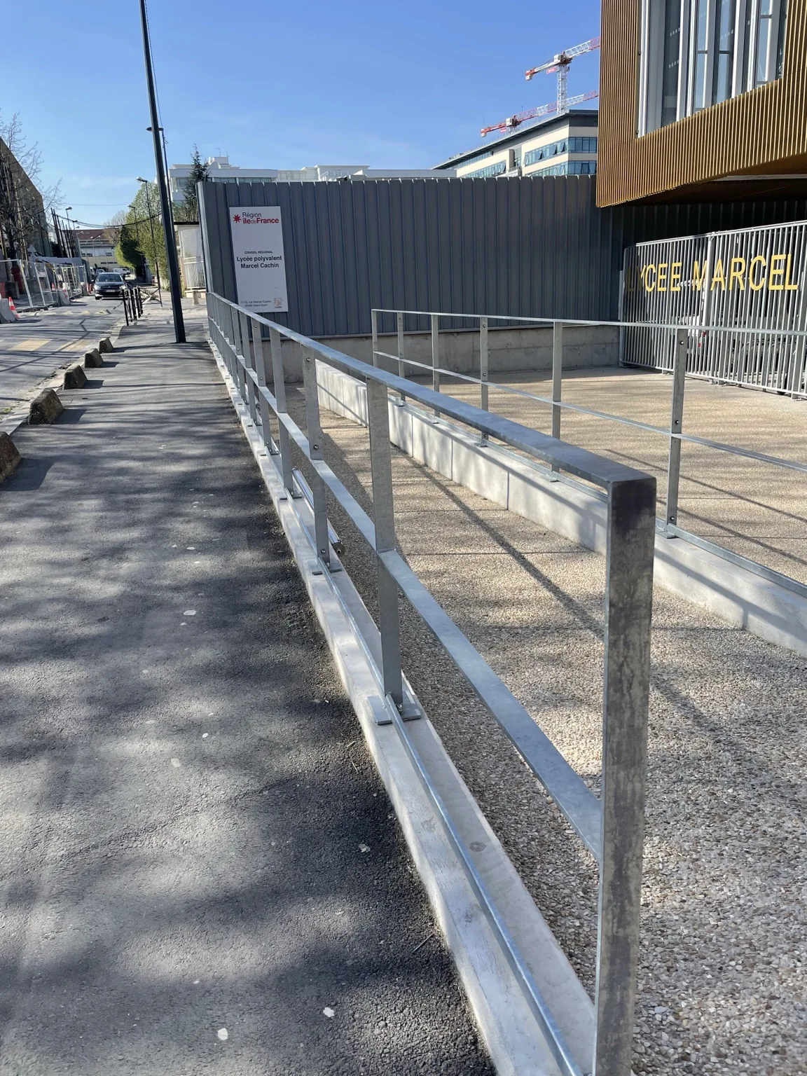 Mains courantes en bordure d’un cheminement