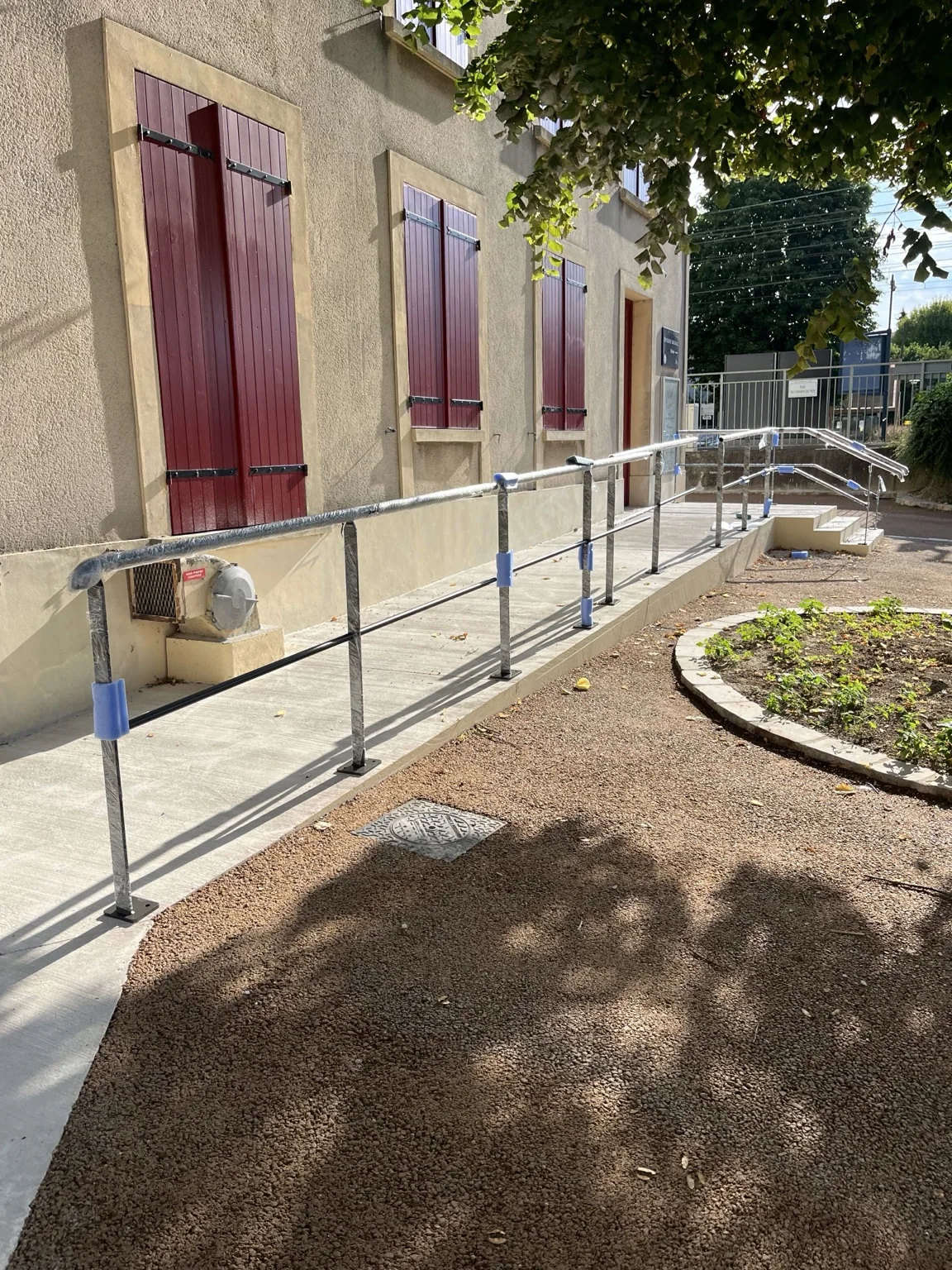 Main courante le long d’un accès extérieur