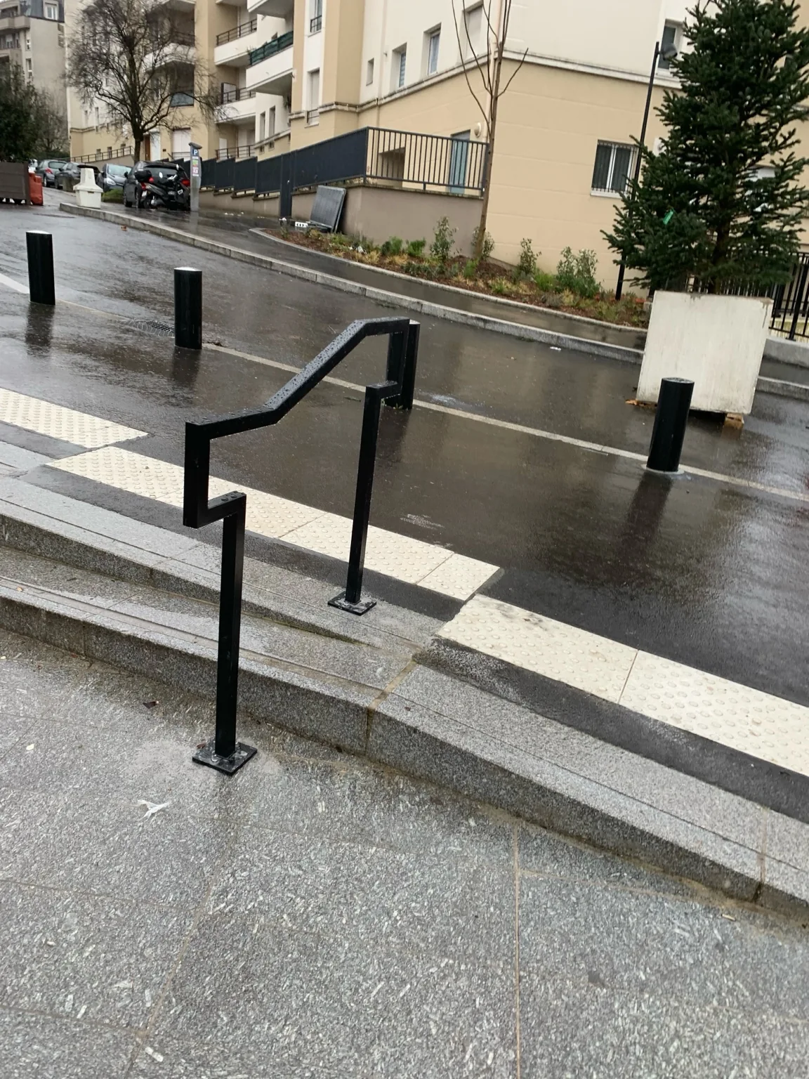 Main courante pour marches en espace public
