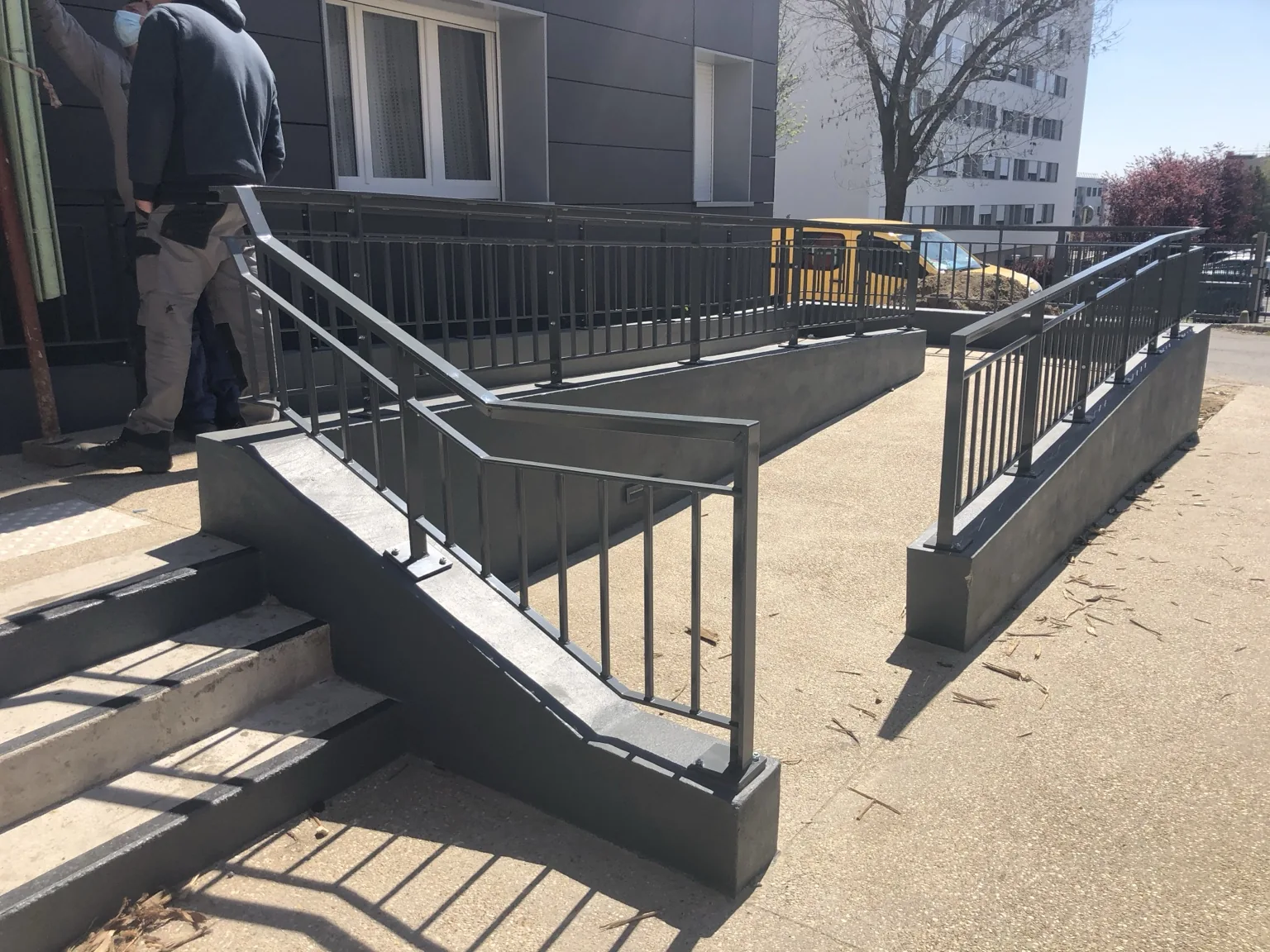 Garde-corps et main courante autour d’un escalier