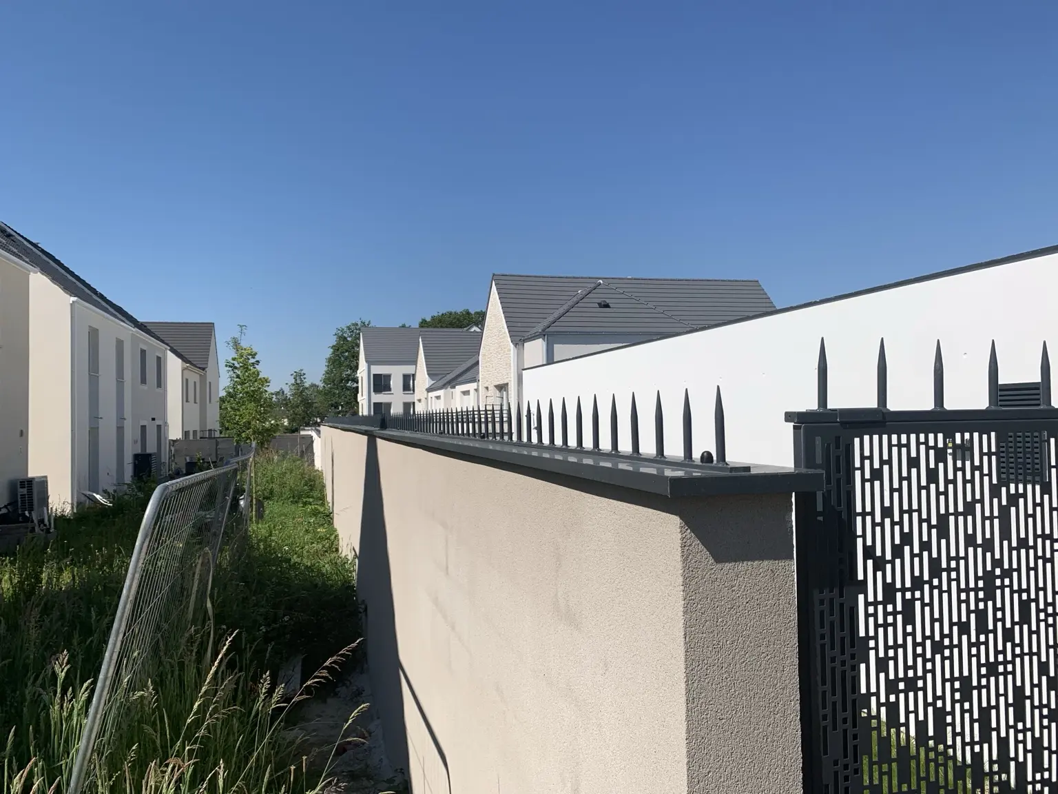 Clôture décorative en acier avec panneaux découpés autour de la gendarmerie de Mennecy