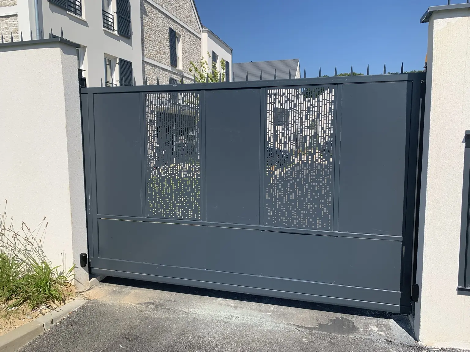 Portail coulissant décoratif en acier à la gendarmerie de Mennecy