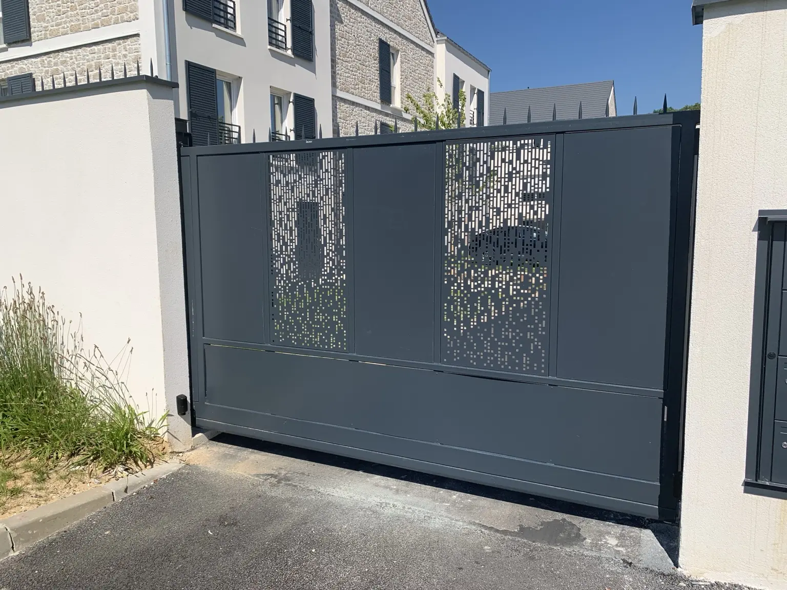 Portail coulissant métallique avec découpe décorative à Mennecy