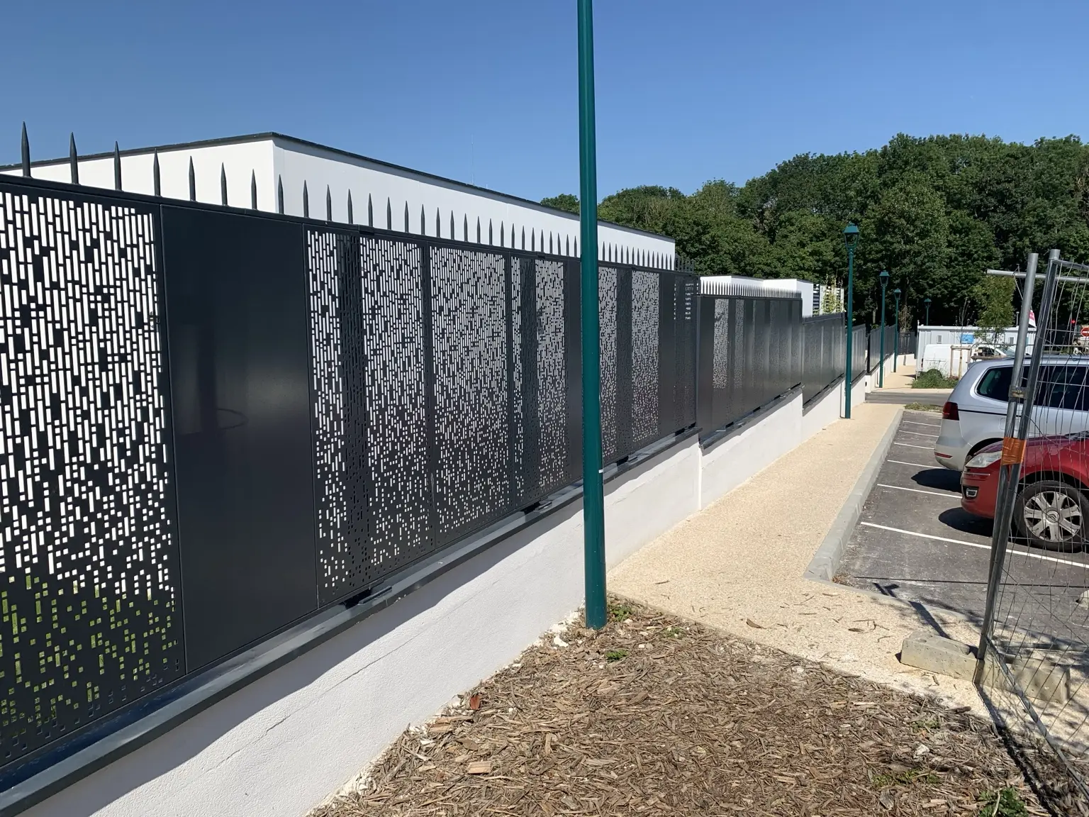 Linéaire de clôture décorative en acier à la gendarmerie de Mennecy