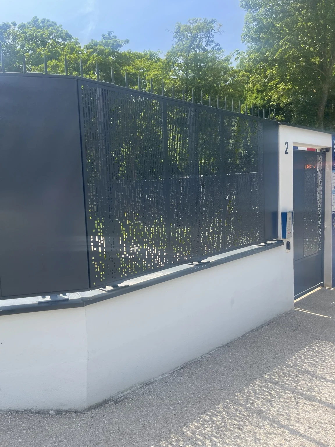 Panneaux métalliques découpés et accès intégrés à la clôture de Mennecy