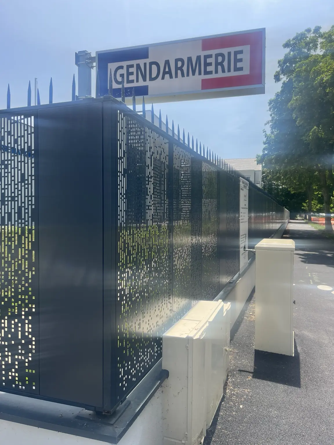 Clôture décorative devant la gendarmerie nationale de Mennecy
