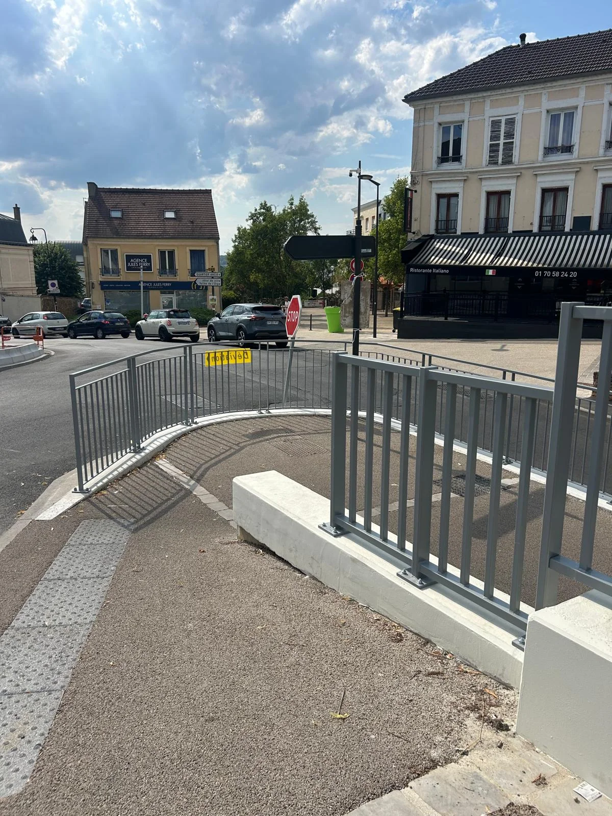 Garde-corps à l’entrée de la gare de Saint-Michel-sur-Orge