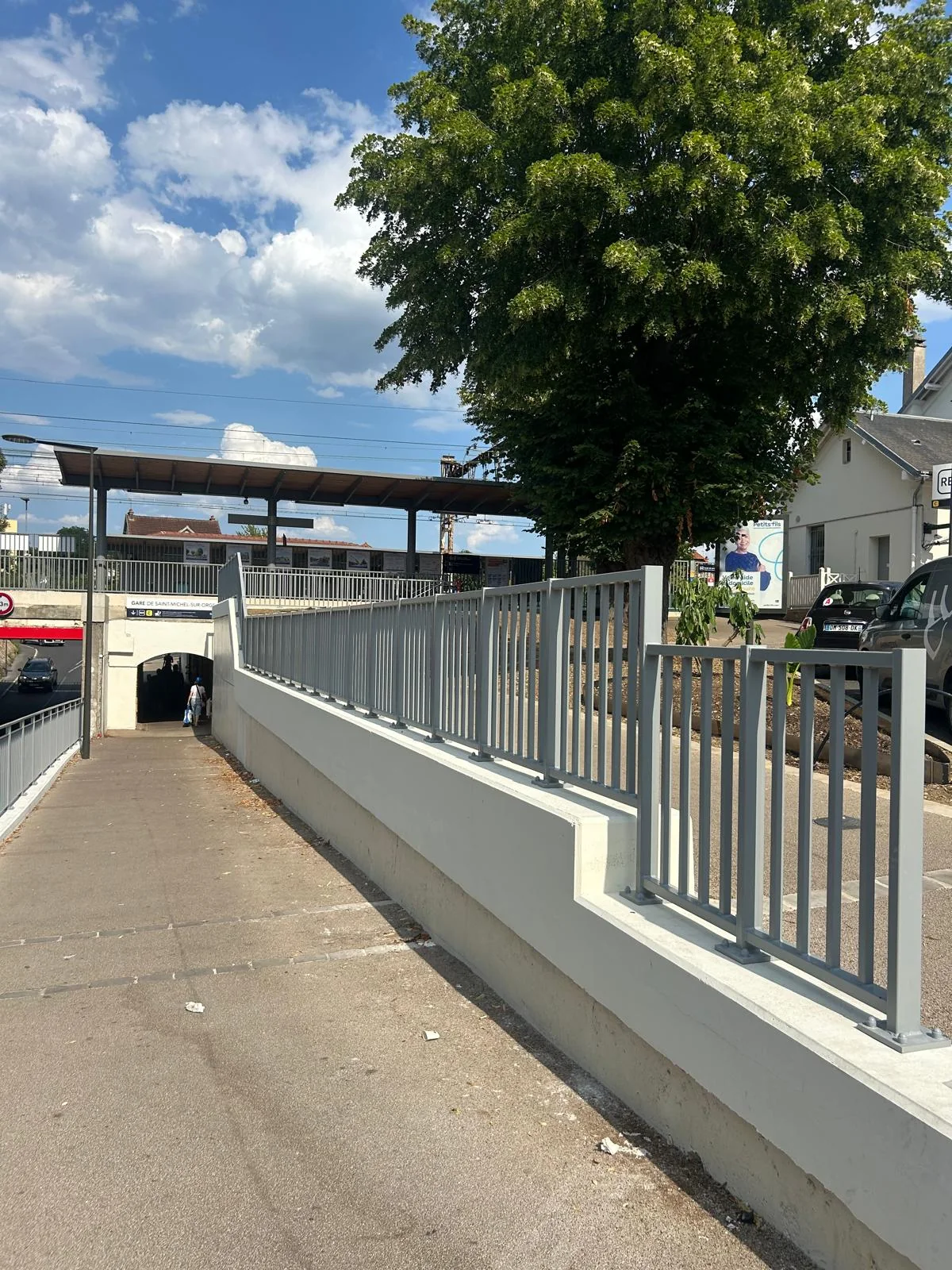 Garde-corps le long de l’accès extérieur de la gare