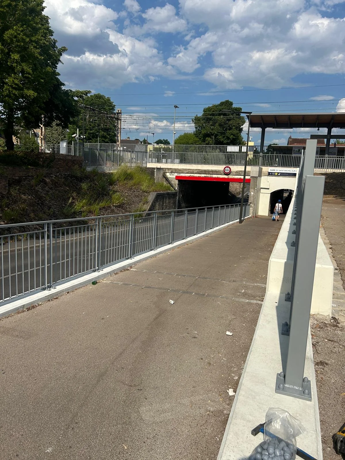 Vue du garde-corps depuis la rampe d’accès de la gare